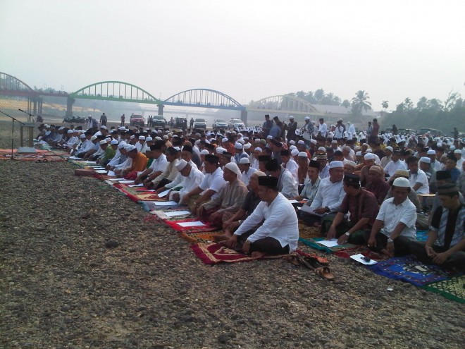 Warga Sarolangun menggelar Sholat Istisqa pagi ini